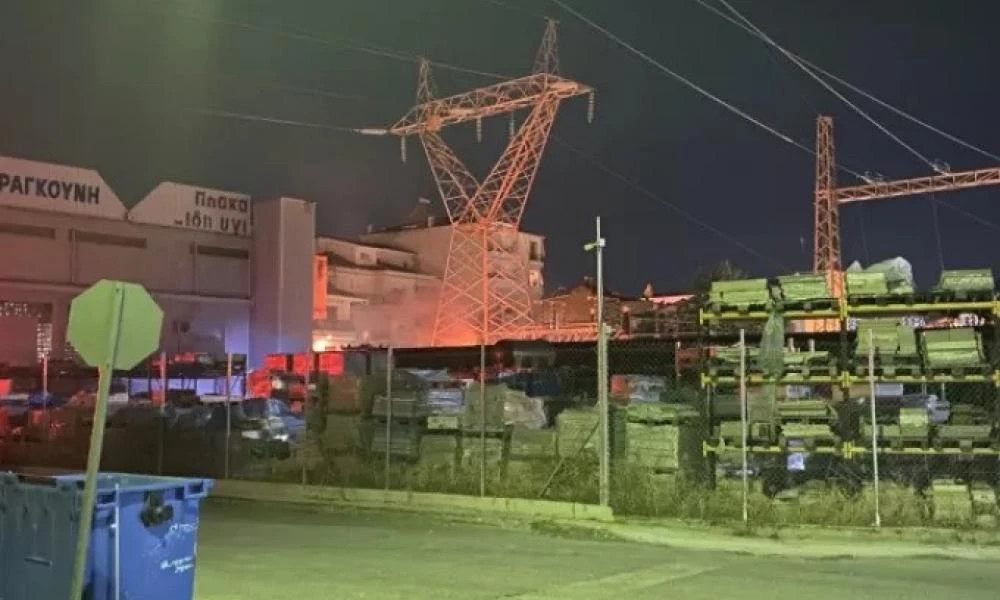 Ισχυρή έκρηξη στον υποσταθμό της ΔΕΗ στα Τρίκαλα τα ξημερώματα